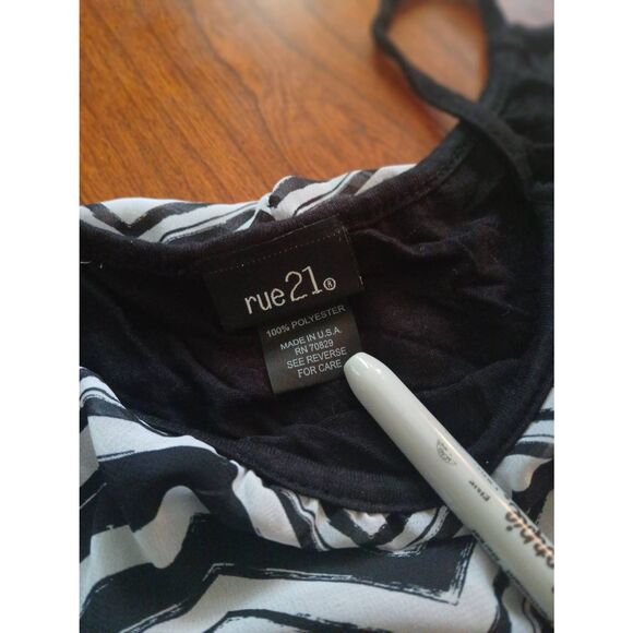 Rue 21 brand Ladies Top Size: Medium (1254) - Picture 2 of 4